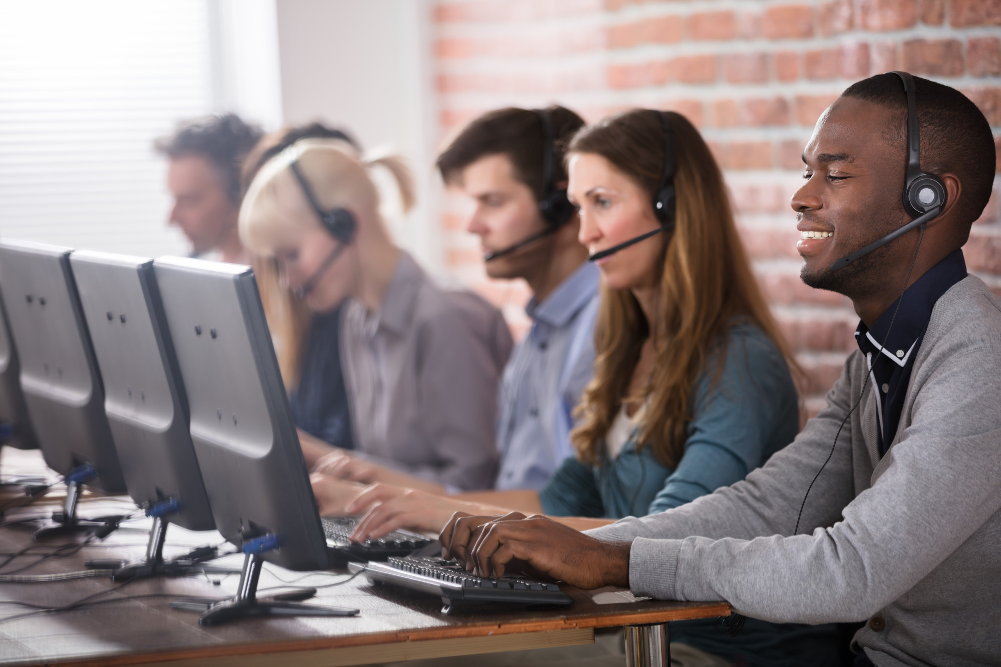Answering Service vs. Call Center: What The Difference? | Find Answering Service